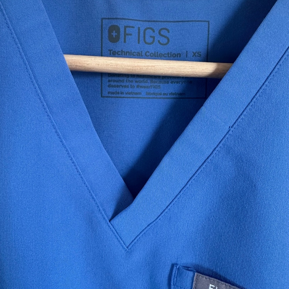 Blue One-Pocket Scrub Top - Picture 4 of 4
